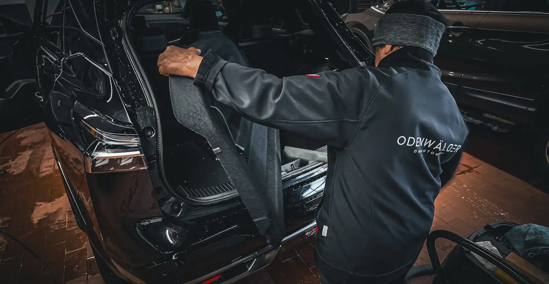 Mitarbeiter von Autohaus Odenwälder am Fahrzeug in Zaberfeld-Michelbach