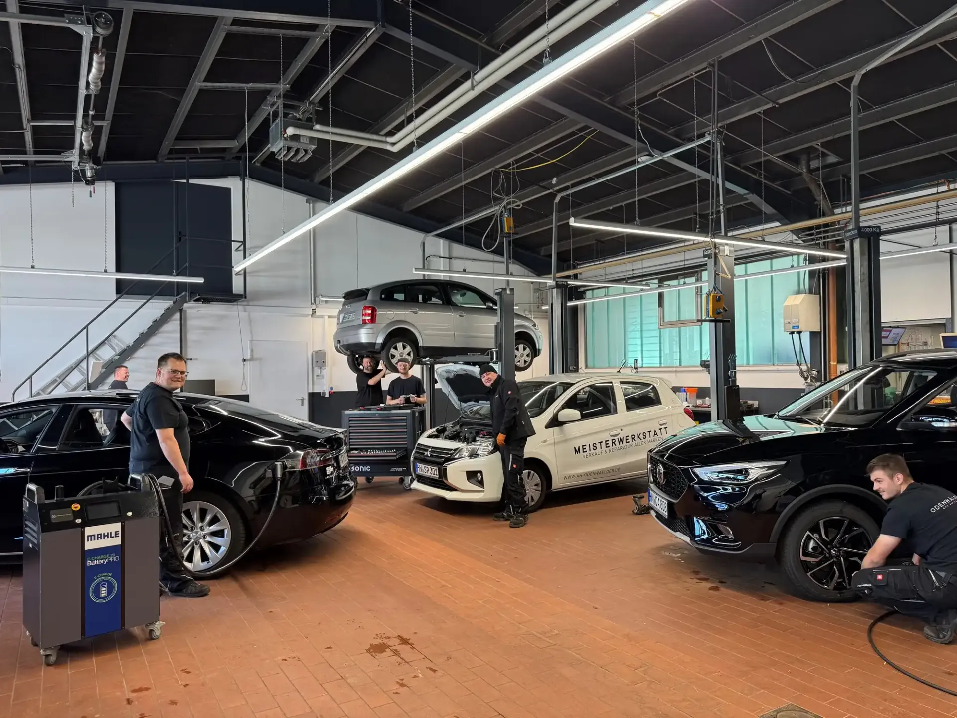 Team von Autohaus Odenwälder bei der Arbeit in der Werkstatt in Zaberfeld-Michelbach