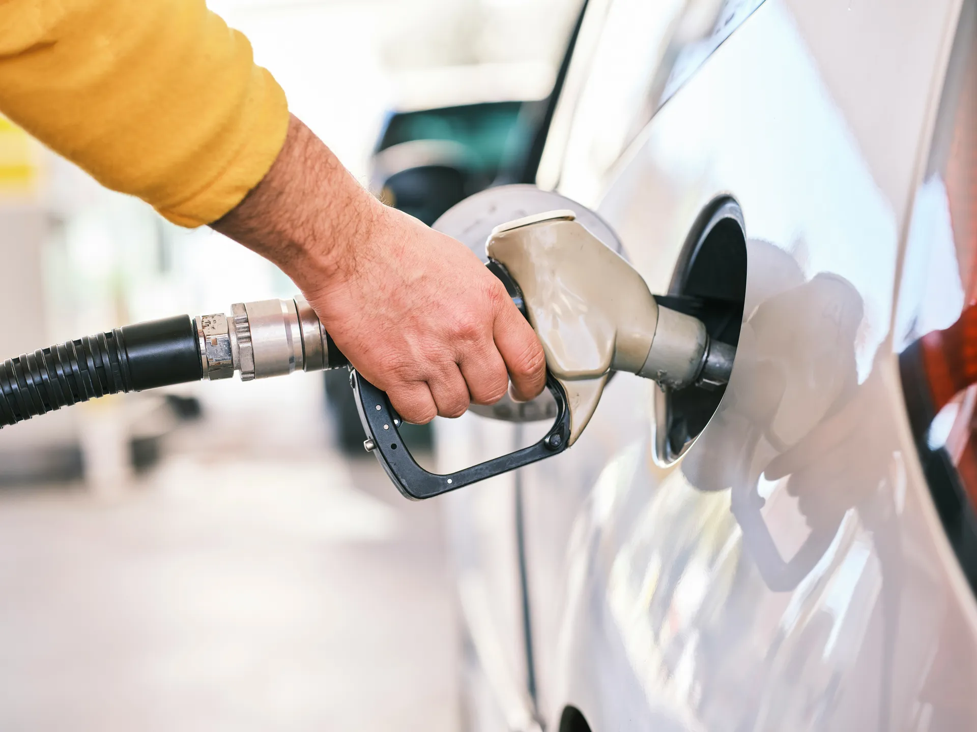 Fahrzeug wird an der Tankstelle vollgetankt