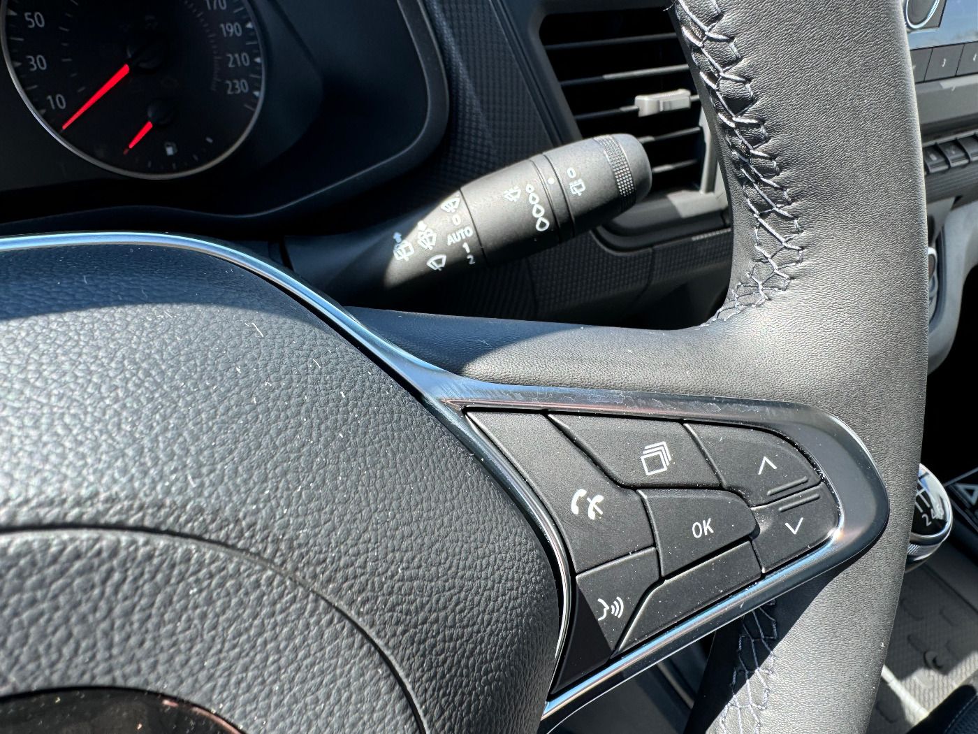 Fahrzeugabbildung Nissan Primastar Kombi 2.8t L1H1 Acenta 9-Sitzer Klima
