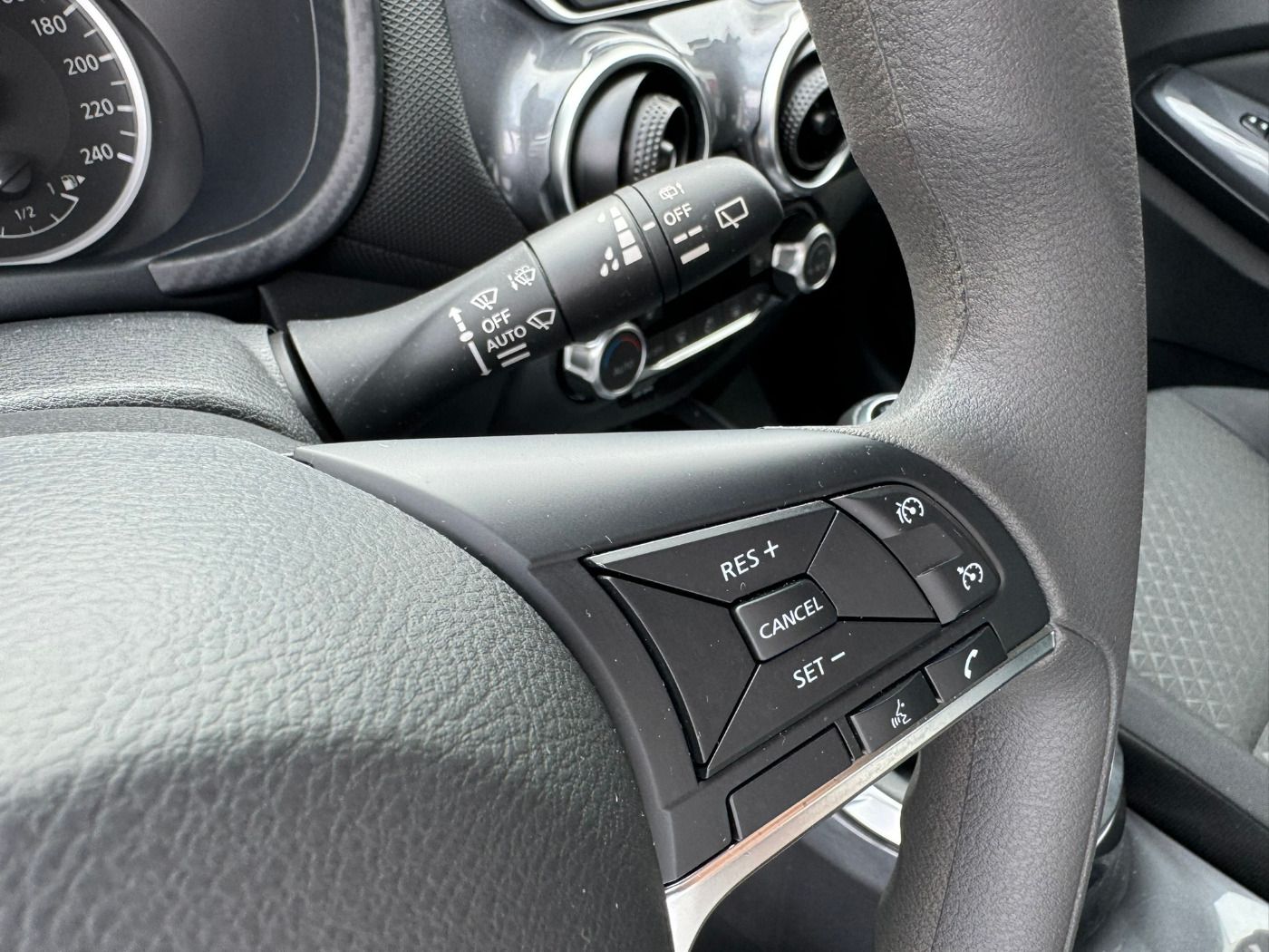 Fahrzeugabbildung Nissan Juke 1.0 DIG-T Acenta Connect Komfort Paket FLA