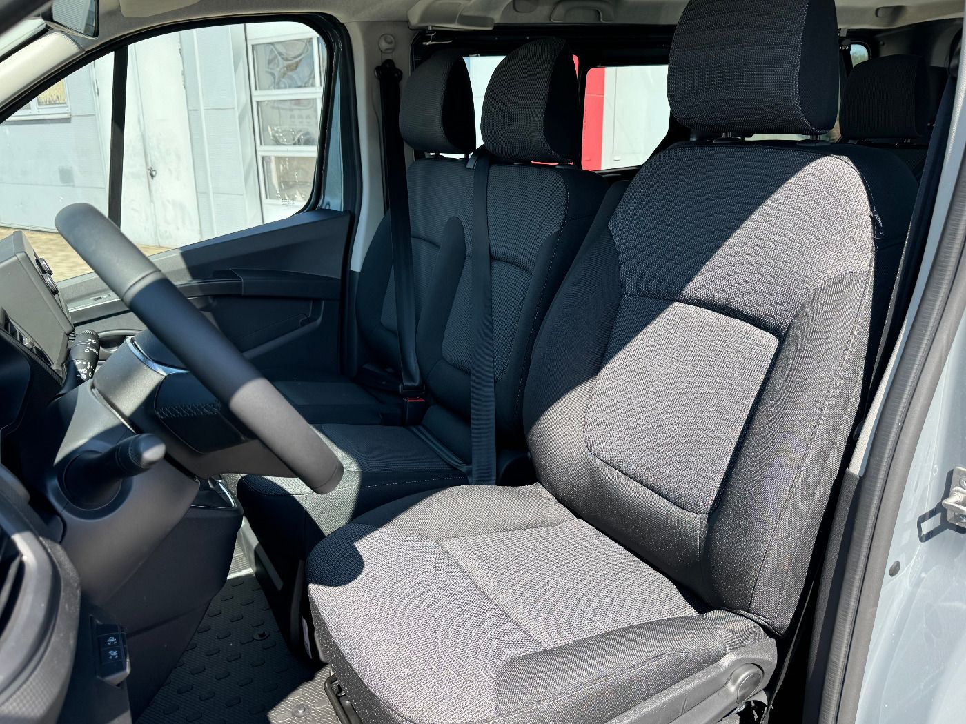 Fahrzeugabbildung Nissan Primastar Kombi 2.8t L1H1 Acenta 9-Sitzer Klima