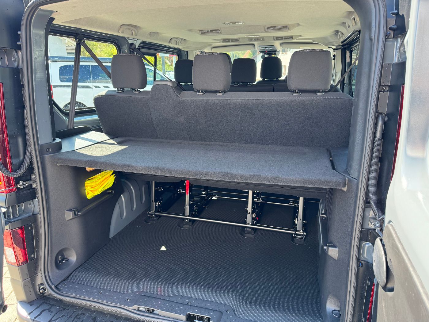 Fahrzeugabbildung Nissan Primastar Kombi 2.8t L1H1 Acenta 9-Sitzer Klima