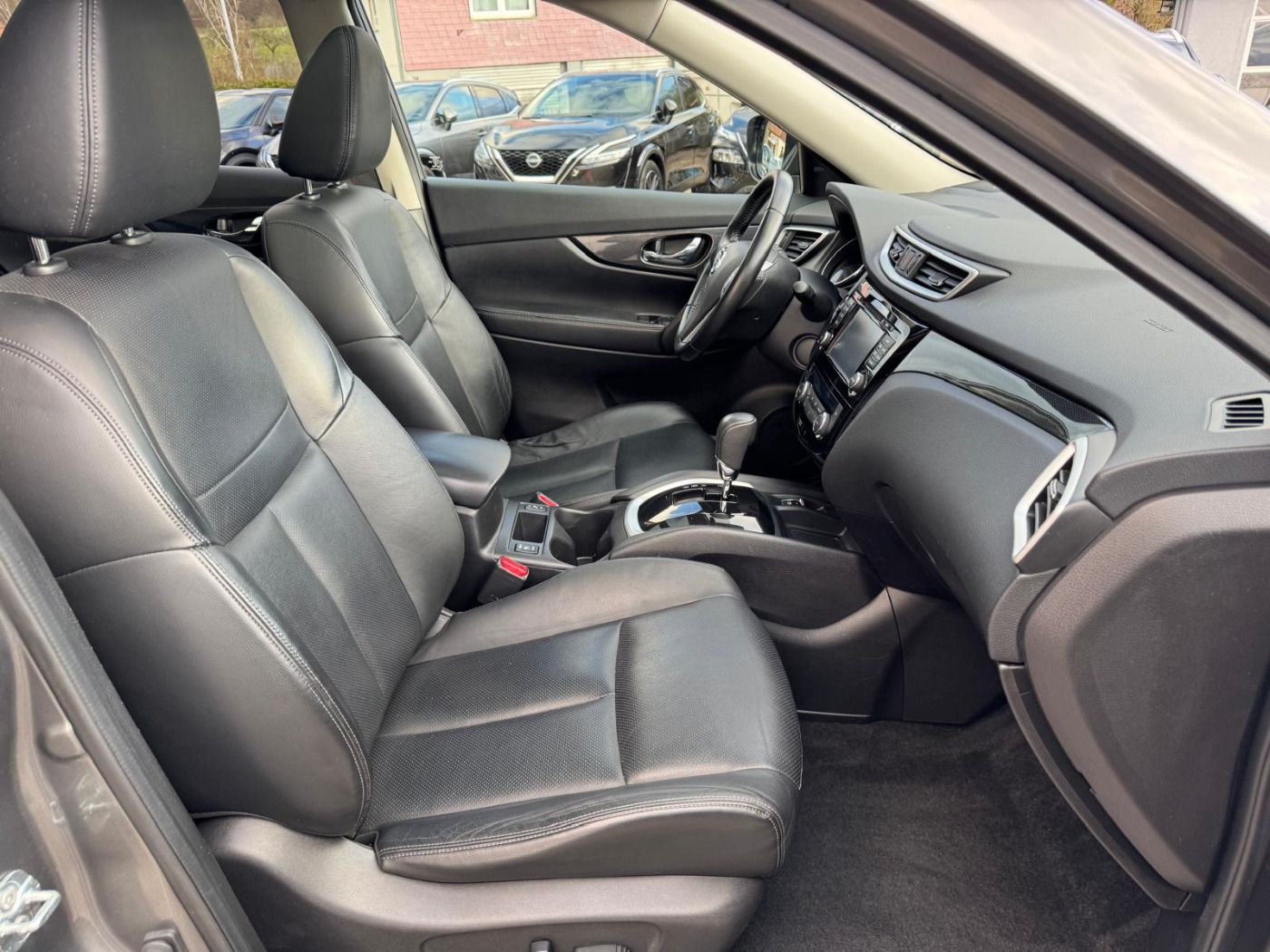 Fahrzeugabbildung Nissan X-Trail 1.6 dCi Tekna FLA Pano SpurH Leder LM