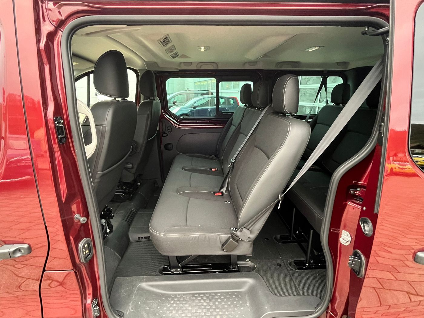 Fahrzeugabbildung Nissan Primastar Kombi dCI 150 L1H1 2.8t Tekna 9-Sitze