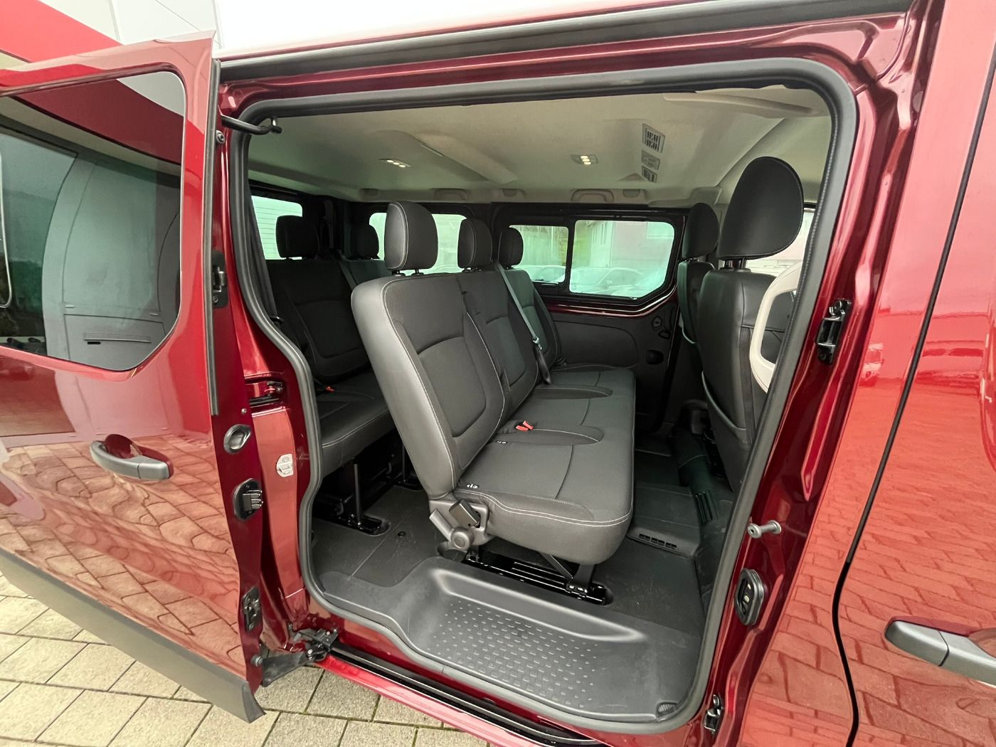 Fahrzeugabbildung Nissan Primastar Kombi dCI 150 L1H1 2.8t Tekna 9-Sitze