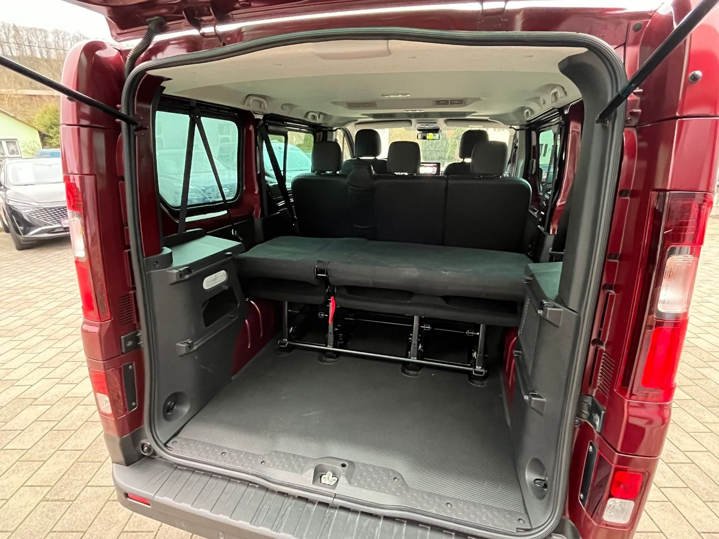 Fahrzeugabbildung Nissan Primastar Kombi dCI 150 L1H1 2.8t Tekna 9-Sitze