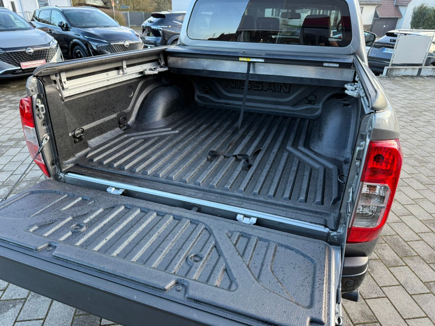 Fahrzeugabbildung Nissan Navara 2.3DCI DC N-Guard Autom. Rollcover schwar