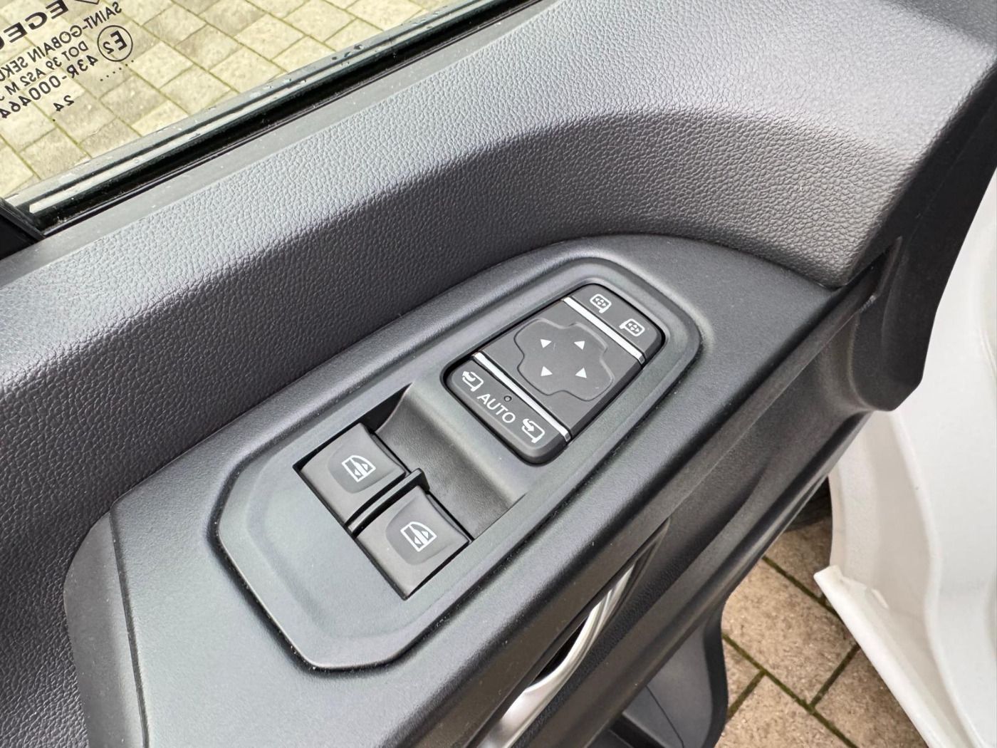 Fahrzeugabbildung Nissan Primastar Kombi L1H1 TEKNA NAVI DESIGN 2.8t DCT