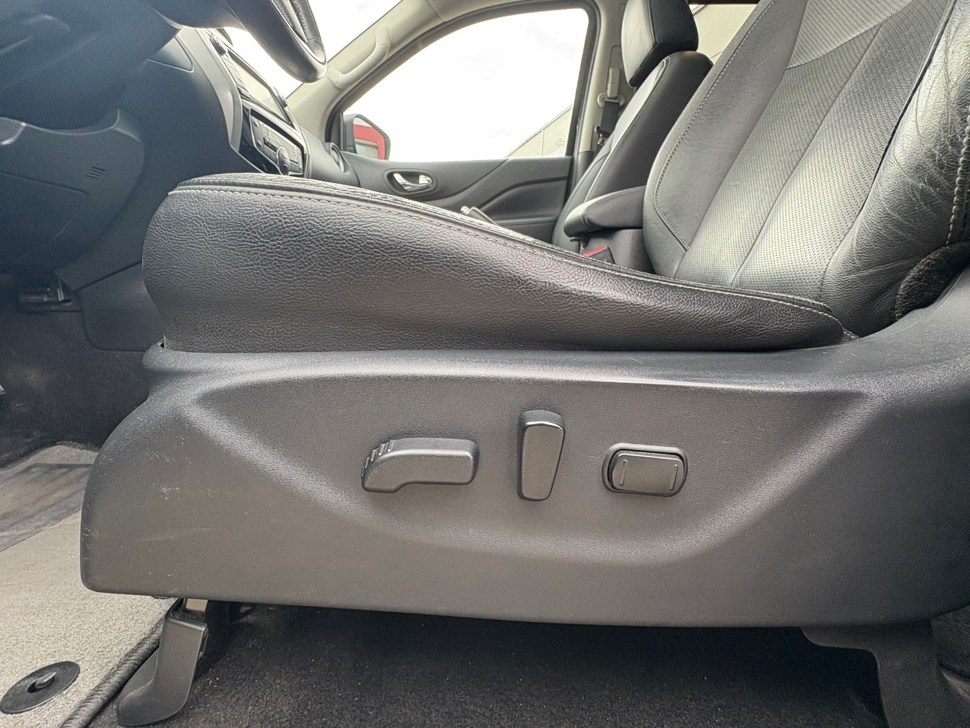 Fahrzeugabbildung Nissan Navara 4x4 2.3DCI Tekna Double Cab
