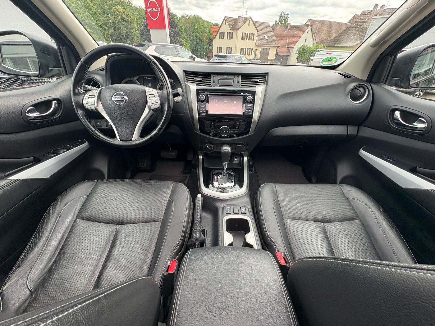 Fahrzeugabbildung Nissan Navara 4x4 2.3DCI Tekna Double Cab