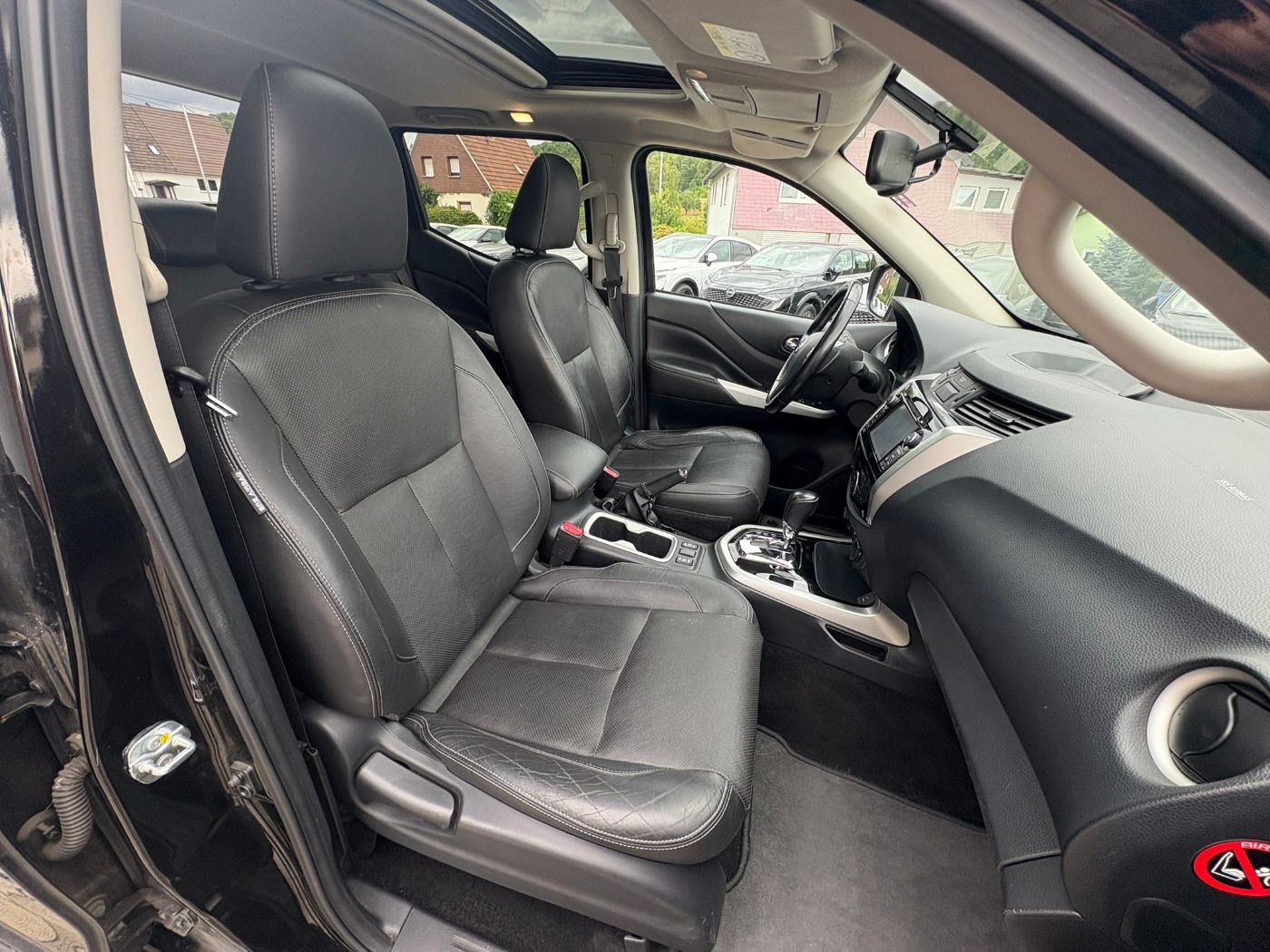 Fahrzeugabbildung Nissan Navara 4x4 2.3DCI Tekna Double Cab