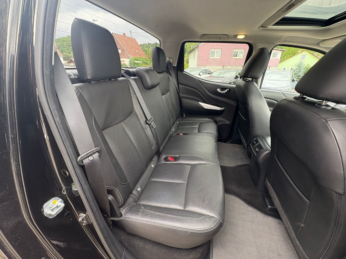 Fahrzeugabbildung Nissan Navara 4x4 2.3DCI Tekna Double Cab