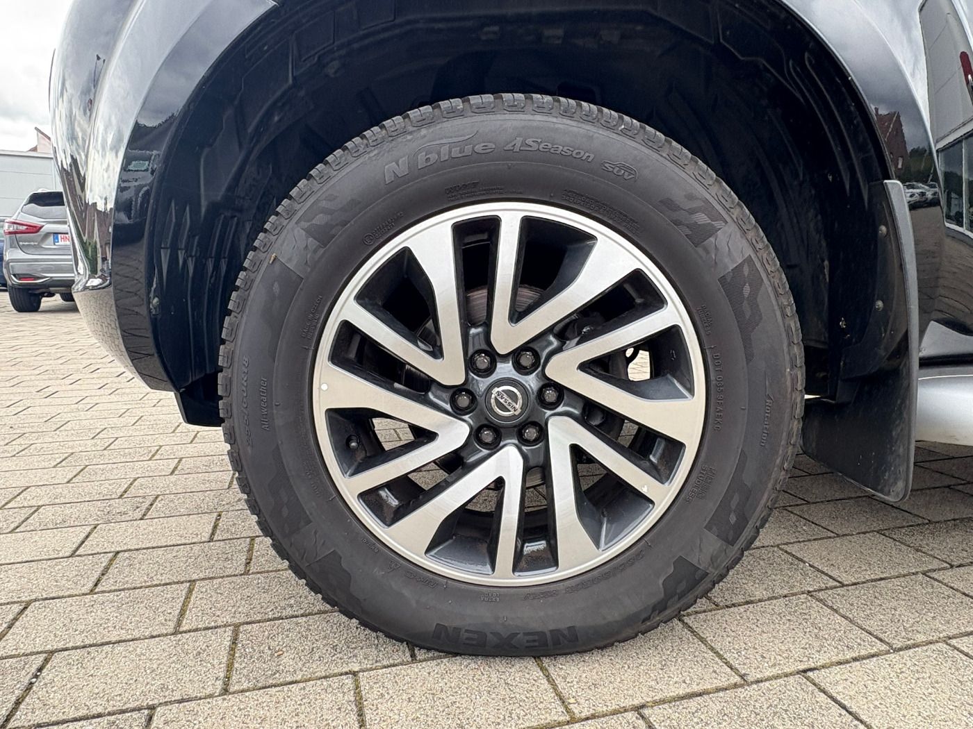 Fahrzeugabbildung Nissan Navara 4x4 2.3DCI Tekna Double Cab