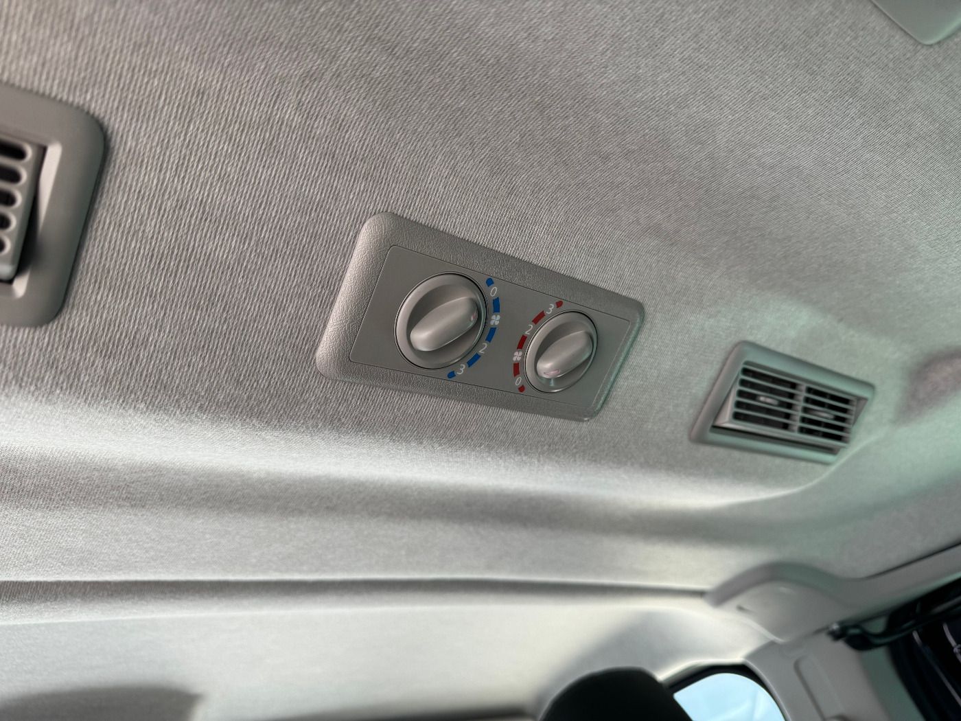 Fahrzeugabbildung Nissan Primastar Kombi L1H1 Autom. Tekna Design Paket 8