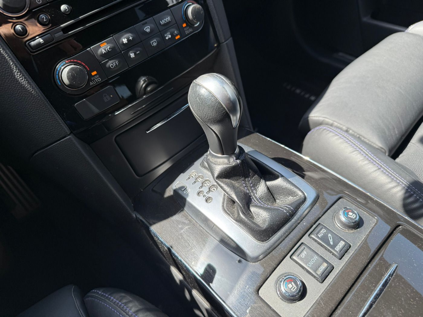 Fahrzeugabbildung Infiniti QX70 3.7 V6 S Design Allrad BOSE AHK