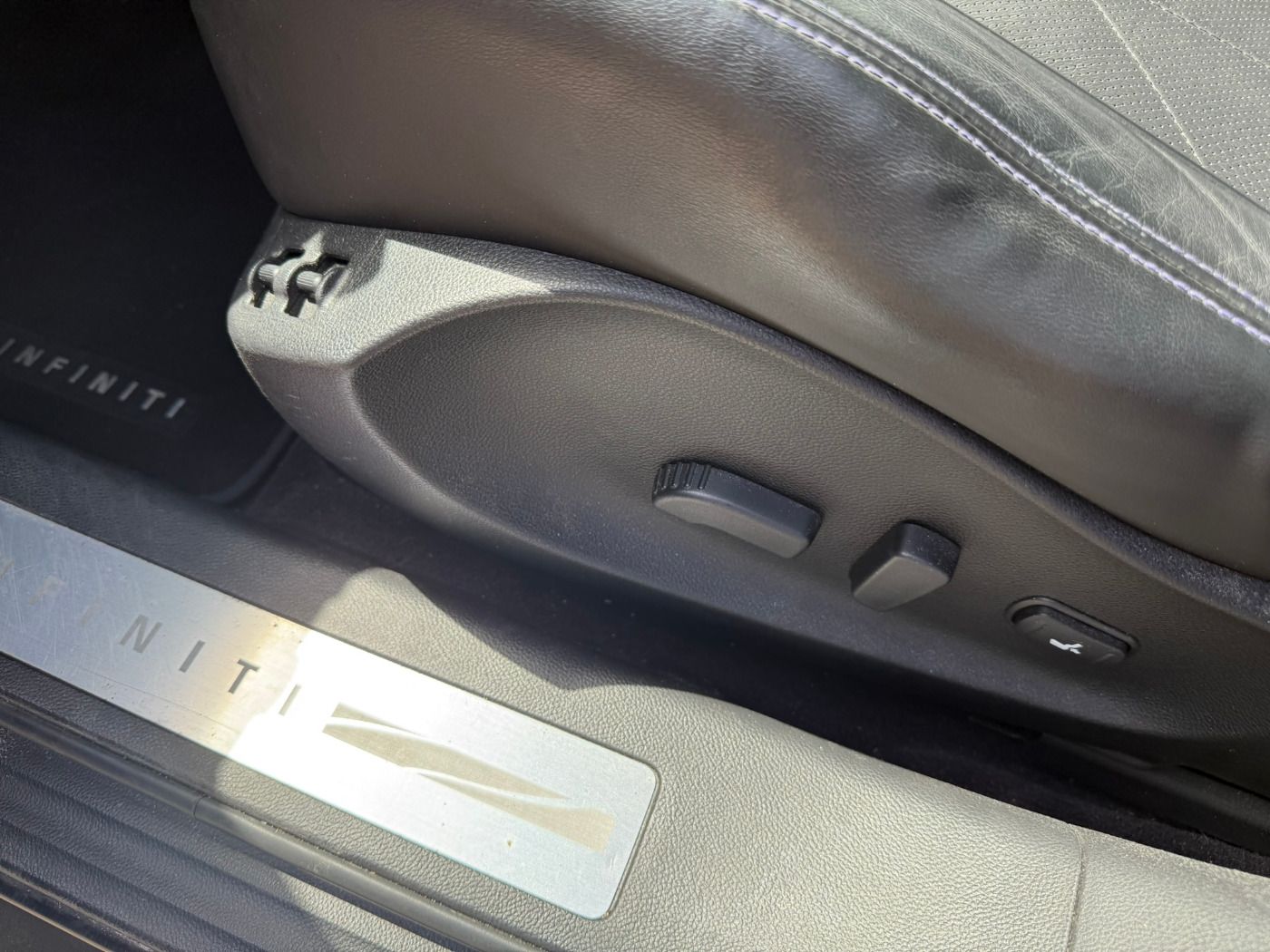 Fahrzeugabbildung Infiniti QX70 3.7 V6 S Design Allrad BOSE AHK