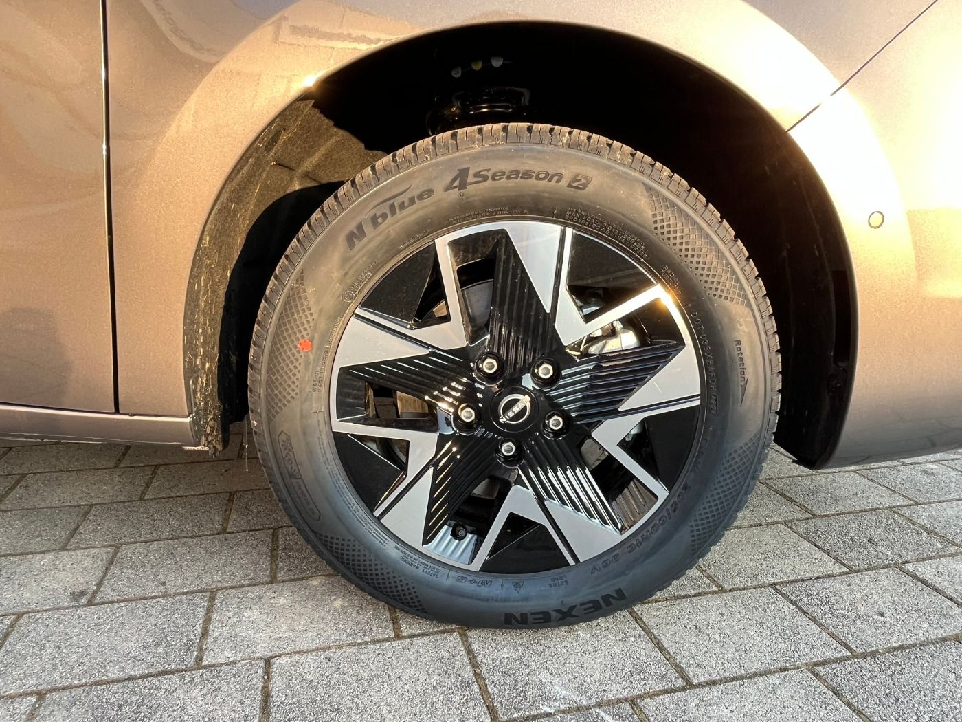 Fahrzeugabbildung Nissan Townstar Kombi 1.3DIG-T Autom. L1 Tekna Design P