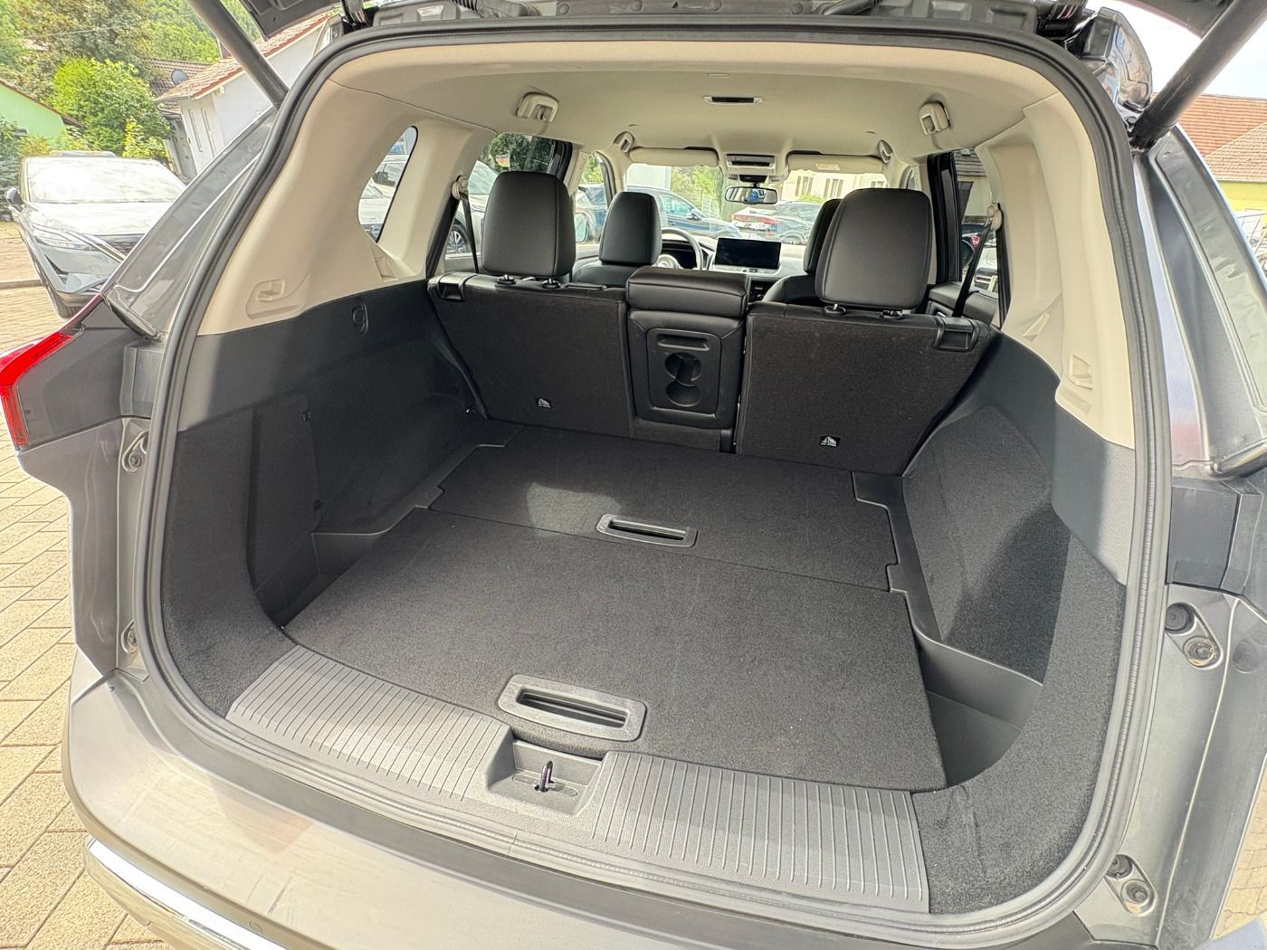 Fahrzeugabbildung Nissan X-Trail 1.5 VC-T e-Power Tekna Family Paket