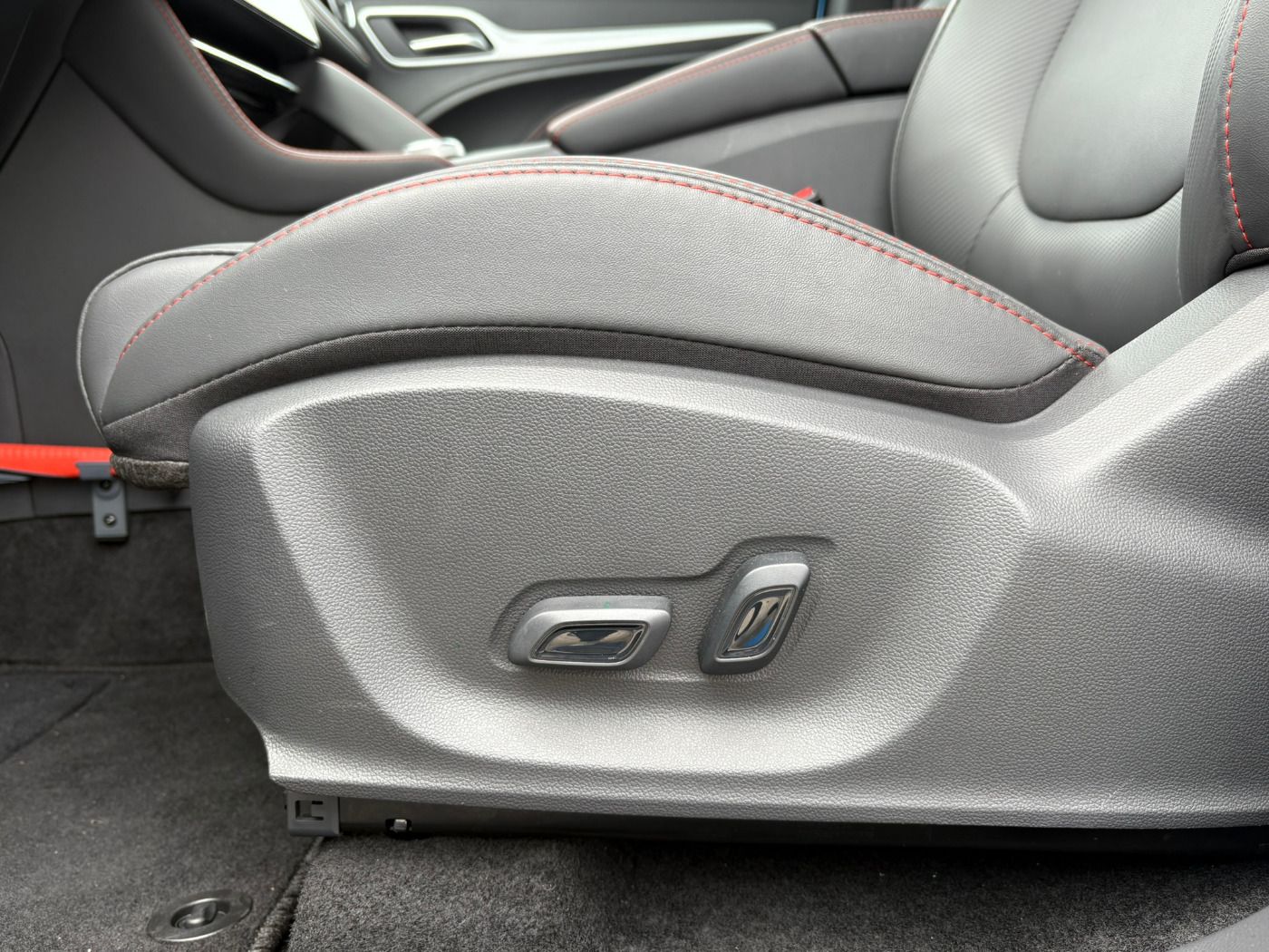 Fahrzeugabbildung MG ZS EV 51 kWh Luxury Panoramadach Ledersitze