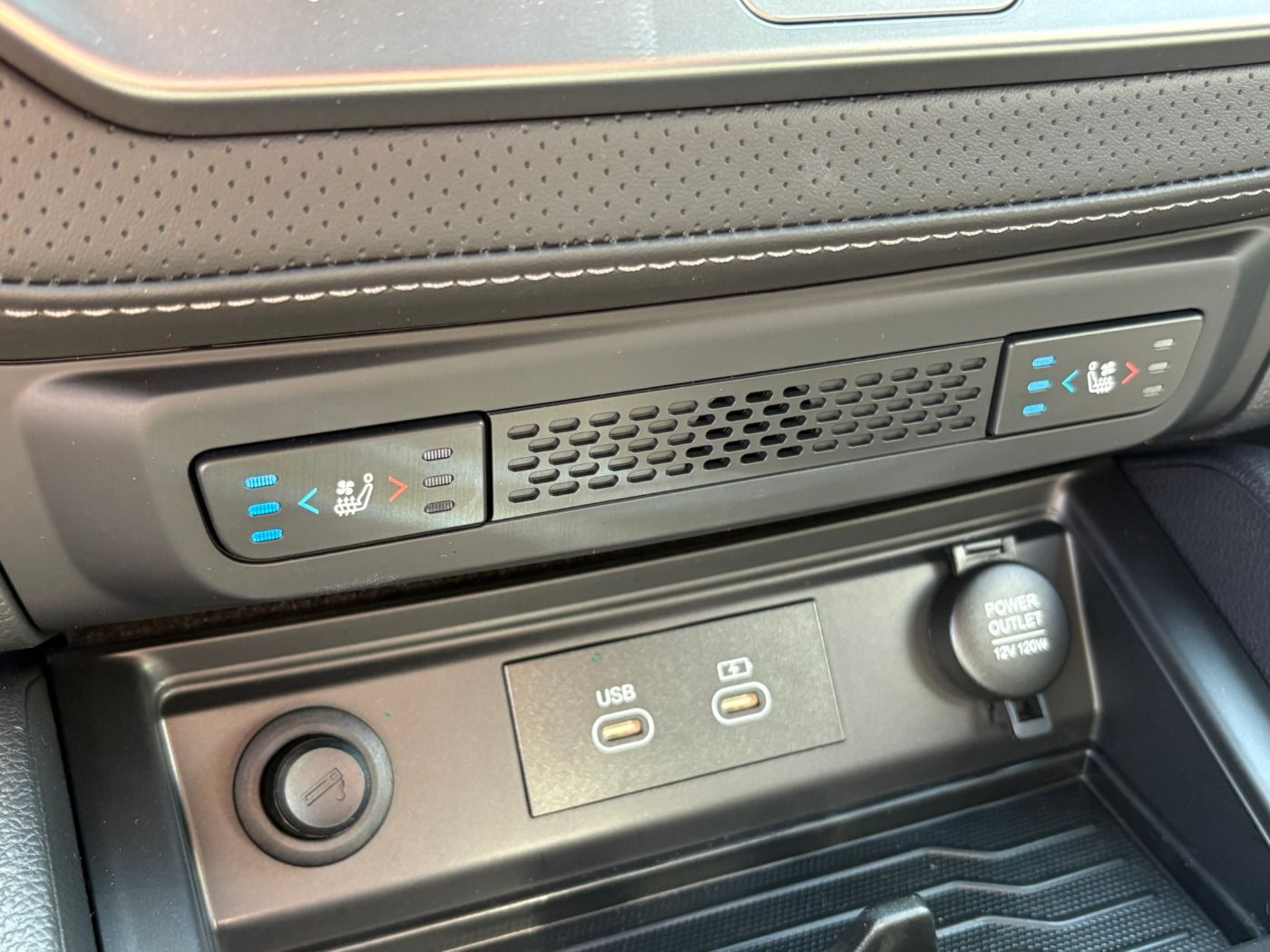 Fahrzeugabbildung Ssangyong Musso Grand 2.2D Black Line 4WD Autom.