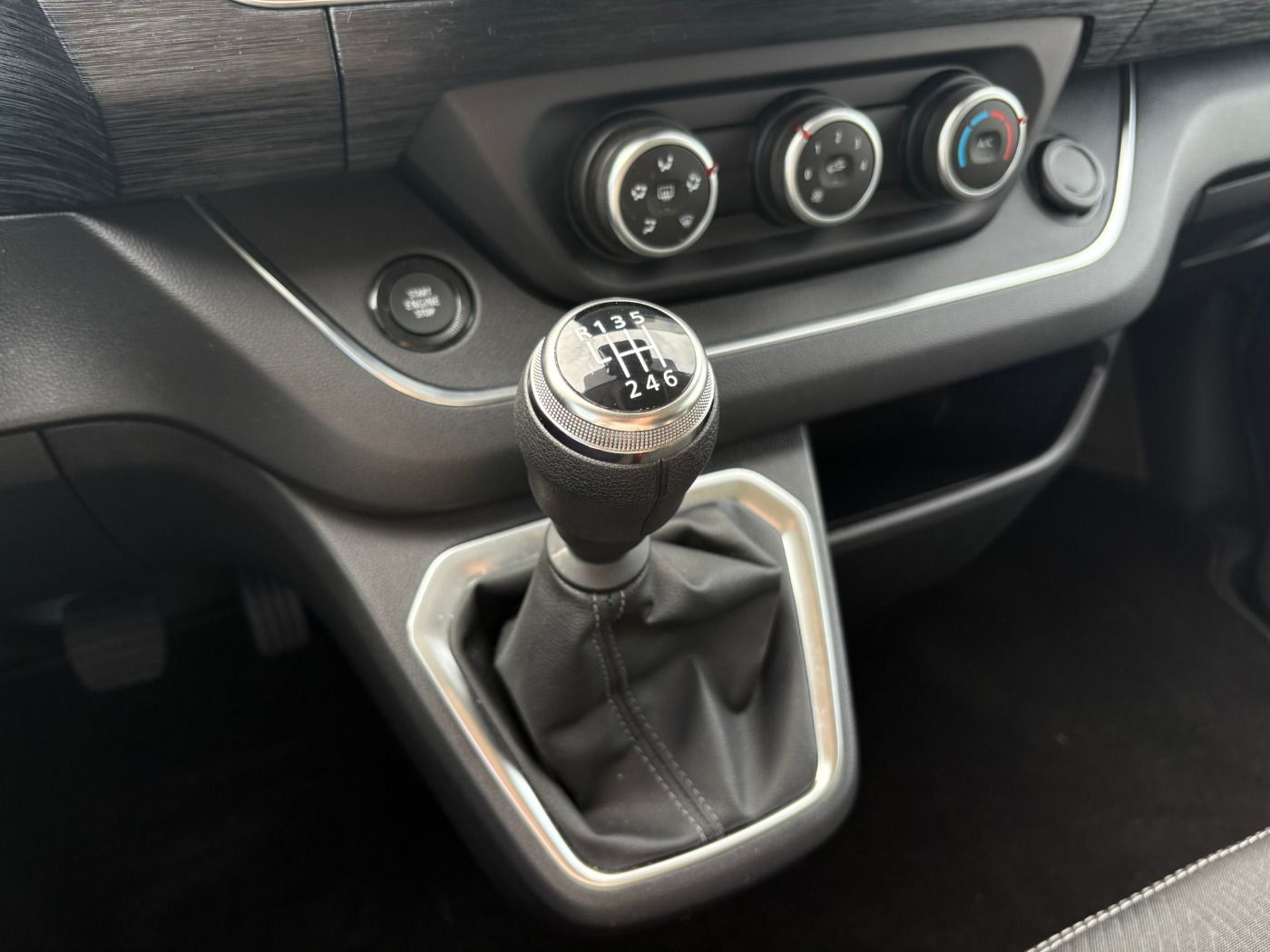 Fahrzeugabbildung Nissan Primastar Kombi dCI 110 L1H1 2.8t N-Connecta LED