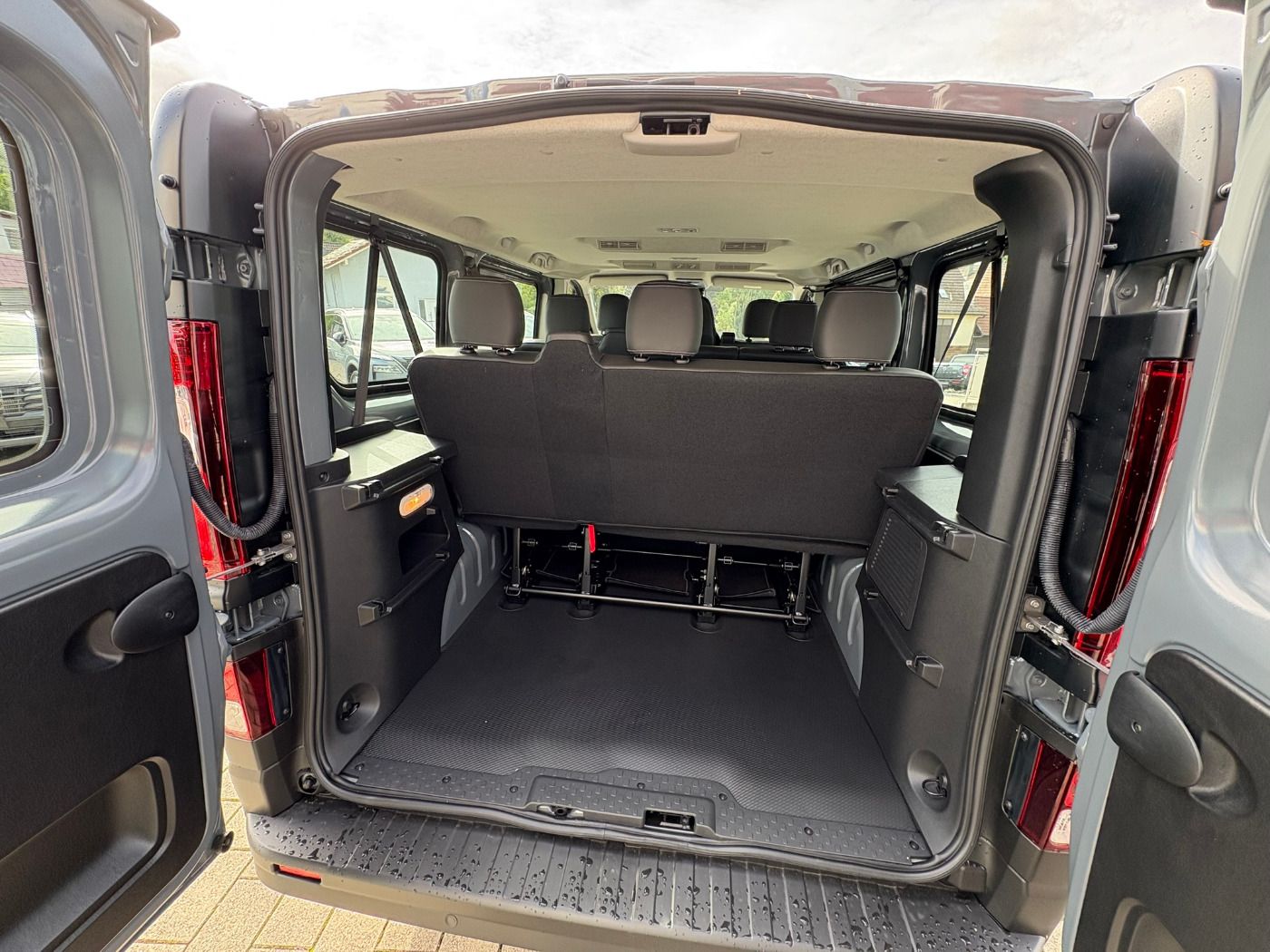 Fahrzeugabbildung Nissan Primastar Kombi dCI 110 L1H1 2.8t N-Connecta LED