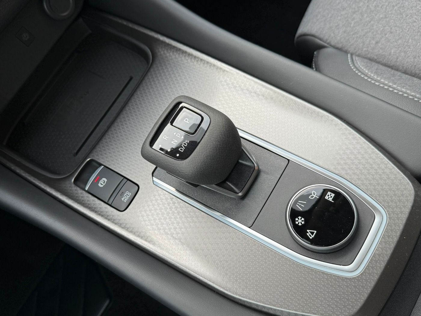 Fahrzeugabbildung Nissan Qashqai 1.3DIG-T MHEV N-Connecta CVT Pano Winter