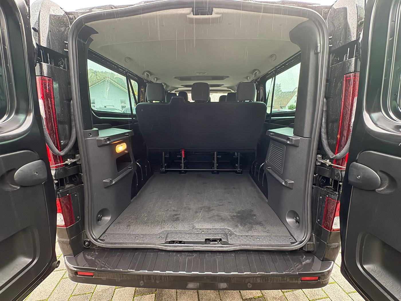 Fahrzeugabbildung Nissan Primastar Kombi L2H1 Tekna Autom. 9S 9-Sitzer