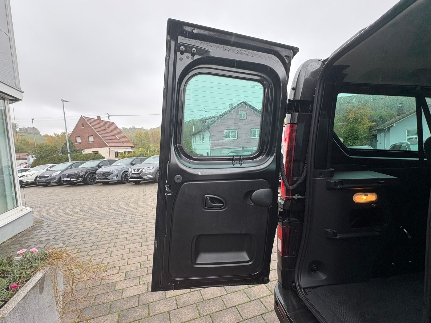 Fahrzeugabbildung Nissan Primastar Kombi L2H1 Tekna Autom. 9S 9-Sitzer