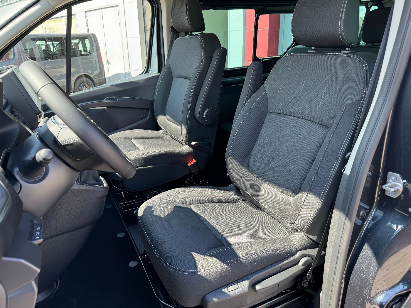 Fahrzeugabbildung Nissan Primastar Kombi L1H1 Autom. Tekna Design Paket 8