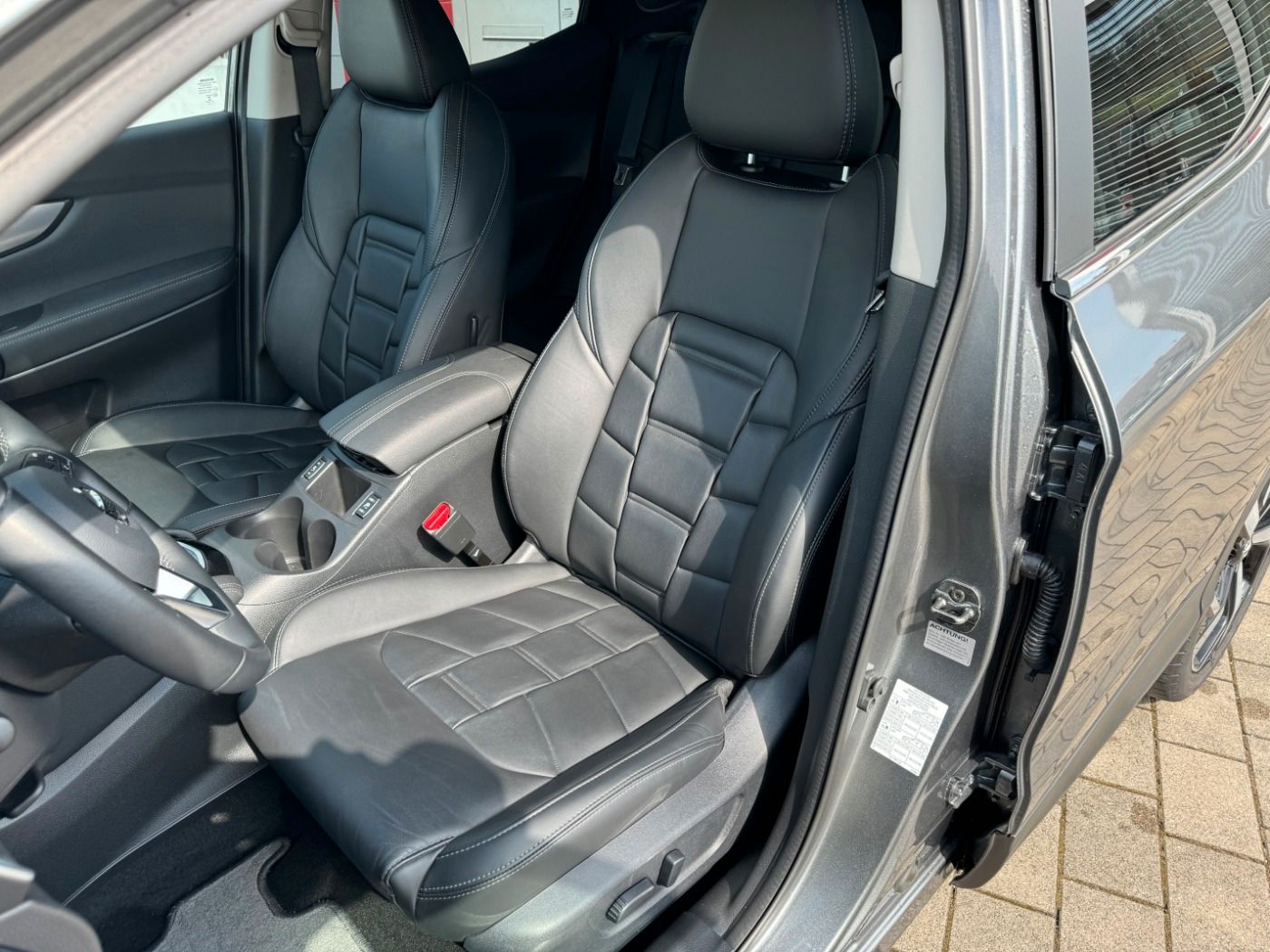 Fahrzeugabbildung Nissan Qashqai 1.3DIG-T Akari Autom. DCT Pano Voll-Lede