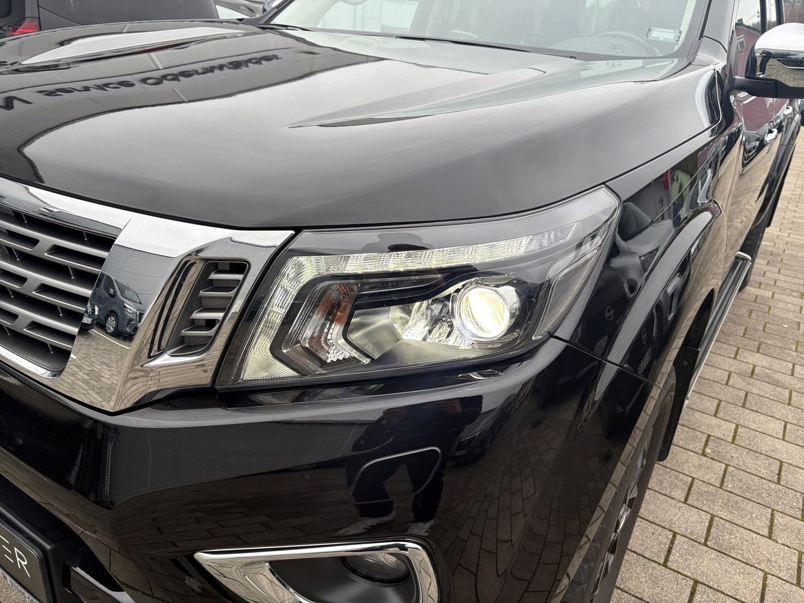 Fahrzeugabbildung Nissan Navara NP300 4x4 2.3 dCi Tekna Double Cab LED+LM