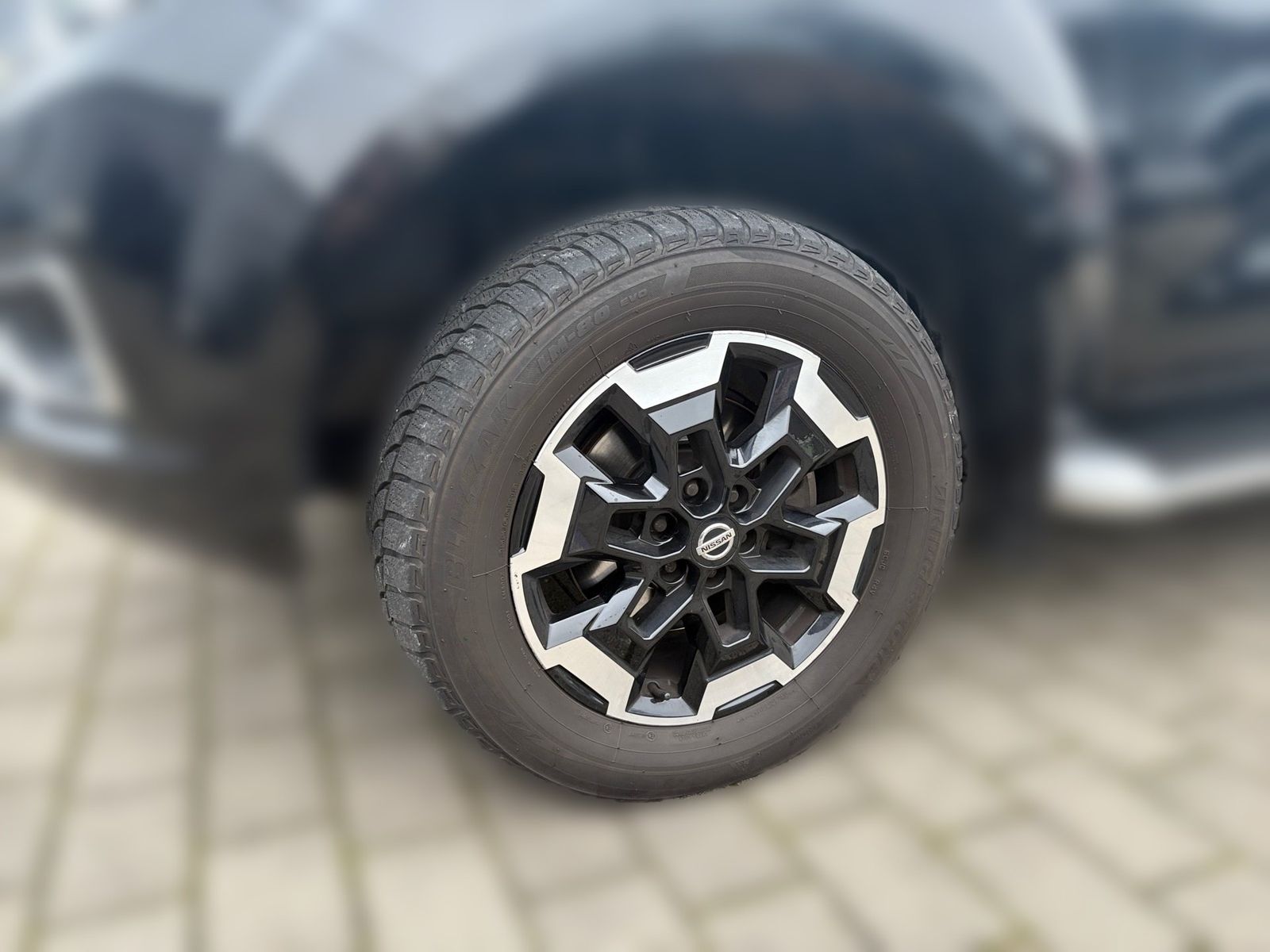 Fahrzeugabbildung Nissan Navara NP300 4x4 2.3 dCi Tekna Double Cab LED+LM